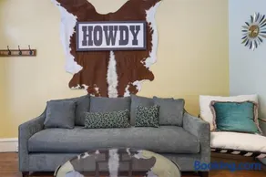 Spacious Broadway Home Downtown Western Modern Charm with parking - Image 3