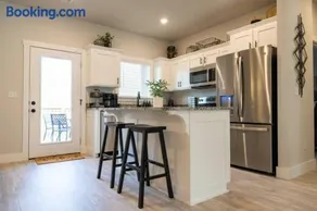 Modern Retreat near Back 40 & Lake Norwood - Image 3