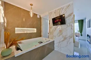 Luxury Dolce Jacuzzi - Image 1