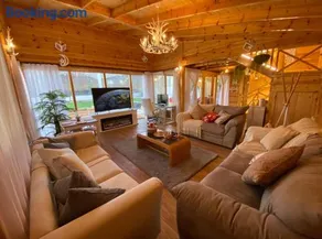 كوخ بتصميم مودرن وجاكوزي عالهواء الطلق بمساحات واسعه ومسبح اضافي - Image 3
