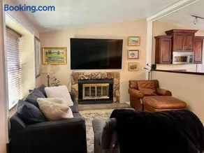 Charming Mountain Retreat with Enclosed Backyard and Artistic Flair - Image 2