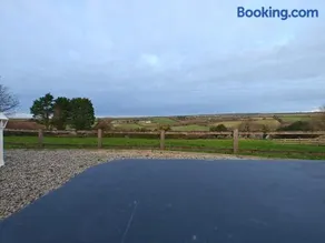 Luxury Countryside Shepherds Hut with Hot Tub - Image 5