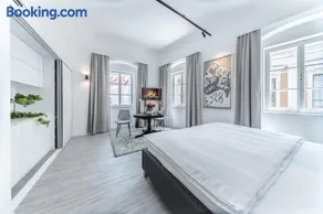 Smile Apartments Art Collection Stein - Image 4
