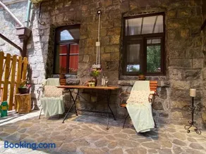The Stone Garden Apartment - free parking, private yard - Image 3