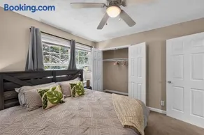 King Beds Near Athens - Hot Tub, Large Yard & Massage Chair - Image 4