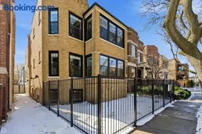 Newly Renovated 3BR 2BA in Heart of Andersonville condo - Image 4