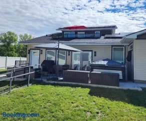 Loft with Patio & Hot tub - Image 1