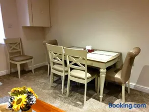 Elegant 2 bed apartment in Manchester - Image 3