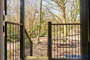Bluebell Wood Shepherds Hut Cosy Woodland Retreat - Image 5