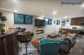 2 Bedroom Getaway Near Downtown - Image 1