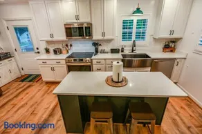 Welcome to the Vibe-3BR -10 Acre -King Bed, 85in TV, Fire Pit, & Modern Upgrades - Image 4