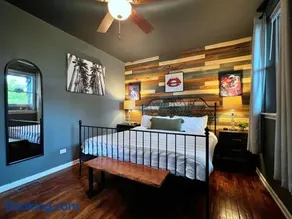 The Banksy-Free Parking -4 bedroom w King bed- Firepit Rooftop near United Center - Image 3
