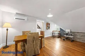 Cozy Top-Floor Retreat in the Heart of Louisville - Image 2