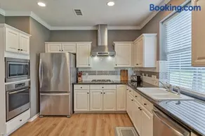 Woodlands Grand 3BR Cozy House - Image 3