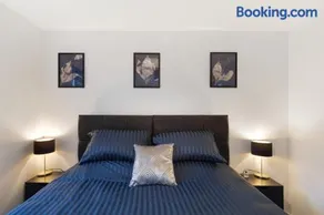 Deluxe 2-Bedroom Serviced Apartment with Free Parking - Image 5