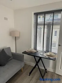 Modern guest house Free Parking - Image 4