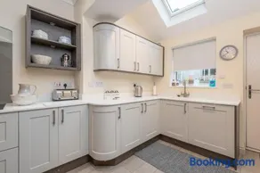 Sleeps 6 4 bedrooms 2 minute walk to the Square Hosted Happy Valley Cast - Image 1