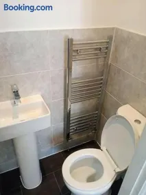 Double-bed (E1) close to Burnley city centre - Image 3