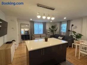 Modern 3 Bedroom with Parking in Boston - Image 1