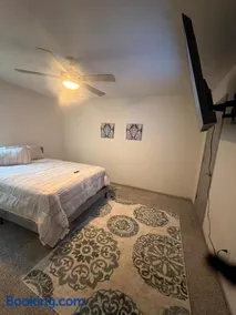 Stylish Decatur Retreat - Image 1