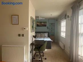 Studio Flat Central Cheltenham Parking off road - Image 3