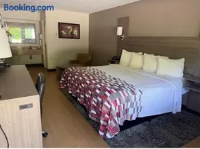 Red Roof Inn - Image 3