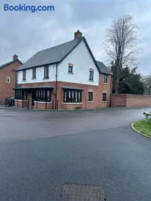 #100 Comfortable 4-Bed House in Rugby - Sleeps 8 - Perfect for Contractors and Families - Free Parking - Image 3
