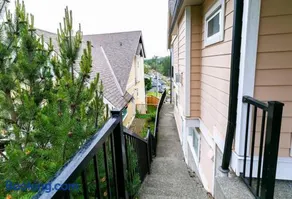 Cozy Renovated Oasis W Private Terrace & Parking - Image 5