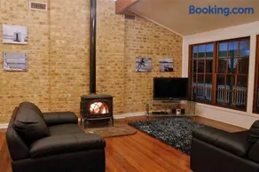 Two Thirds Blue- Pet friendly- indoor fire place and pool - Image 2