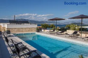 Luxury Poolside Villa - Image 1