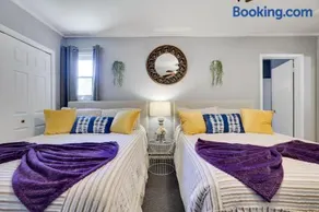 COZY COTTAGE Spacious 4Bdrm 2Bth, Hot Tub, Game Movie Room, Close to camelback skiing, Sauna Firepit, Arcades, Backyard Playground, 2 Min Walk To Pool, Lake, Beach, Basketball - Image 2