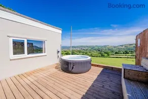 Stylish Cottage with Hot Tub & Countryside Views - Image 3