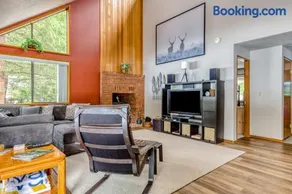 Beautiful golf-course-view home with pool & tennis access private hot tub & W&D - Image 5