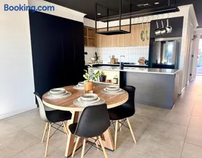Stylish Industrial City Retreat - Image 4