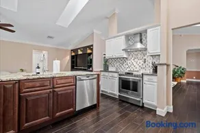 Elegant, 4 BDR house with a pool and BBQ - Image 4