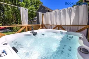 The Luxe Hot Tub Private Bar 12 Min to Horse Park - Image 5