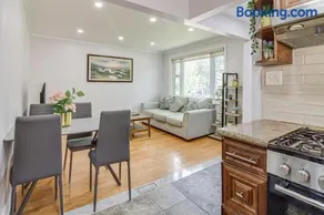Beautiful house near bluffers beach, 25 minutes to Toronto Downtown, free parking, and wifi - Image 1