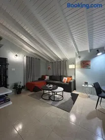 Modern vacation home near beach - Image 4