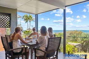 Caloundra Retro Beach House in Front of Ocean - Image 3