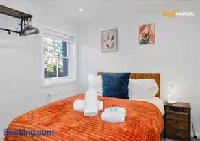 Comfy 1 Bed Airdrie Flat w Private Parking - Image 2