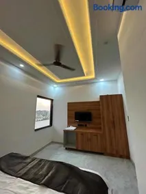 KD Palace Hotel And Restaurant - Image 2