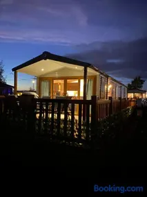 The Luxury break Sleeps 6 at 44 Kingfisher Court South facing - Image 5