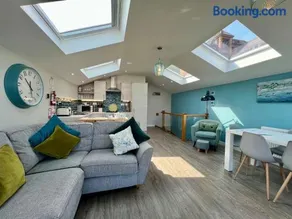 Pet-Friendly 3-Bed Home with Balcony - Walk to Beach & Golf - Image 4