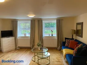 Riverside 2 Bedroom Apartment - Central Location - Image 3