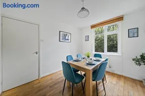 St Albans - 3 bedroom with FREE parking - Image 2