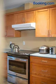 Cozy 3BR Family Home near City Centre & SkyTrain - Image 1