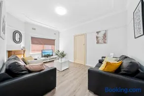 Burwood Lovely 2-bedroom Unit with Free parking - Image 1