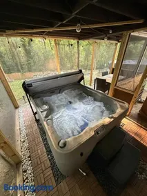 Cozy Escape Near Airport w Pool & Hot Tub - Image 1