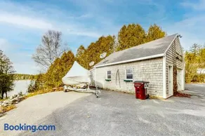Dory Haven: Cove-front Home with sunroom, screened porch & waterfront yard - Image 1