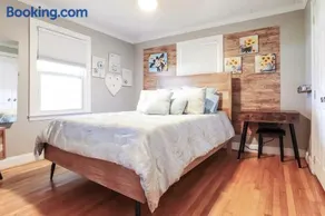 Modern 2BR near WFU Steps to LJVM Coliseum Family Friendly Fast WiFi - Image 5